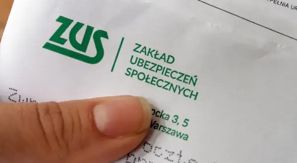 Palec wskazujący na dokumencie ZUS. Może to być formularz zgłoszeniowy po wypadku przy pracy.