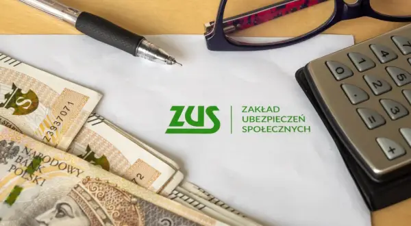 ZUS, polskie banknoty, długopis i kalkulator. Przygotowanie do rozliczeń rp7.