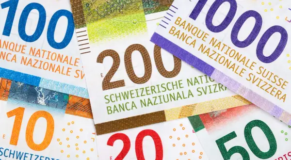 Kto wprowadził kredyty we frankach i dlaczego stały się popularne?