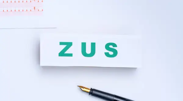 ZUS. Długopis i formularze czekają na wypełnienie, być może związane z kodem choroby a.
