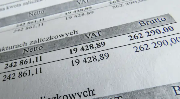 Szczegóły faktur zaliczkowych: netto 242 861,11, VAT 19 428,89, brutto 262 290,00. Zgodnie z art. 113 ust. 1 ustawy o VAT.