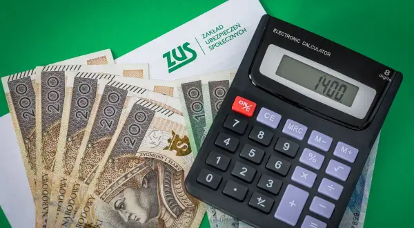ZUS, banknoty 200 zł i kalkulator z wynikiem 1400. To podstawa wymiaru składki na ubezpieczenie emerytalno-rentowe.