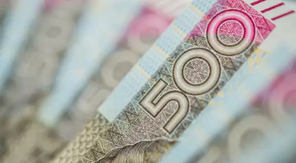 Zbliżenie na banknot 500 zł, czyli popularnego "kosiniaka". Widać fragmenty z cyframi i wzorami.