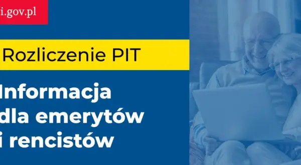 Rozliczenie PIT dla emerytów i rencistów. Uśmiechnięci seniorzy korzystają z laptopa, by wypełnić deklarację podatkową.
