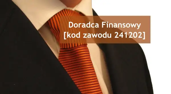 Zbliżenie na krawat i kołnierzyk koszuli, z tekstem "Doradca Finansowy [kod zawodu 241202]".