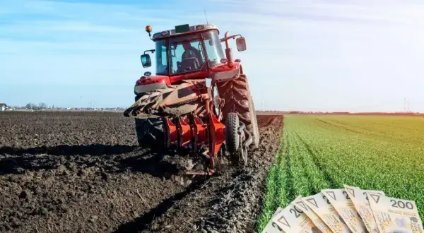 Czerwony traktor orze pole, a obok leżą polskie banknoty. Rolnicy liczą na to, że wzrosną wynagrodzenia w KRUS.