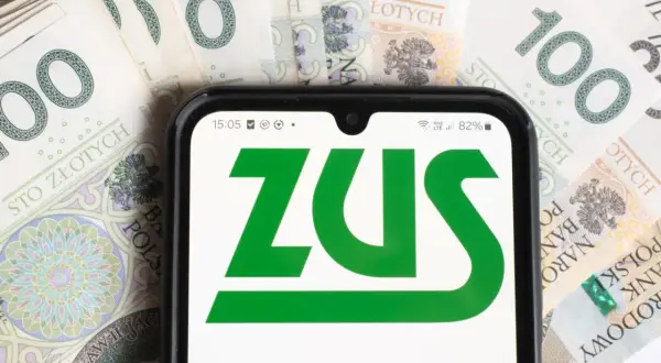 Telefon z logo ZUS na tle banknotów. Sprawdź, jak sprawdzić wysokość emerytury.
