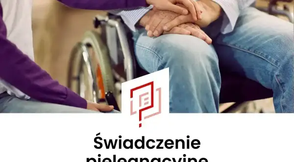 Dłoń młodej osoby obejmuje dłoń starszego mężczyzny siedzącego na wózku. To symbol troski i wsparcia, jakie oferuje świadczenie pielęgnacyjne.