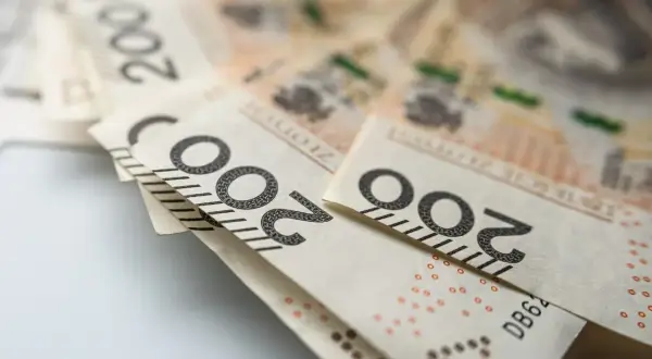Zbliżenie na banknoty 200 zł.