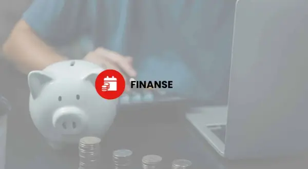 Skarbonka, monety i laptop sugerują zarządzanie finansami, w tym potencjalny podatek od darowizny.