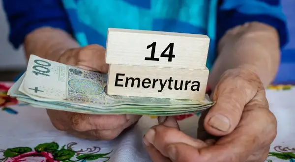 Dłonie trzymają stos banknotów i drewniane klocki z napisami "14" i "Emerytura". Kiedy będą wypłacane czternastki?