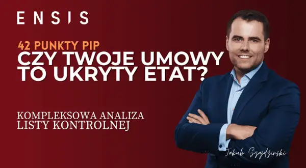 Mężczyzna w garniturze, analiza umów pod kątem ukrytego etatu. Pomoc dla przedsiębiorcy.