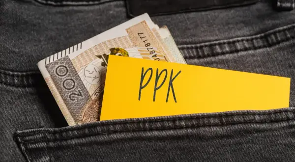 Złotówki w tylnej kieszeni dżinsów, obok żółtej kartki z napisem "PPK". Decyzja o rezygnacji z PPK.
