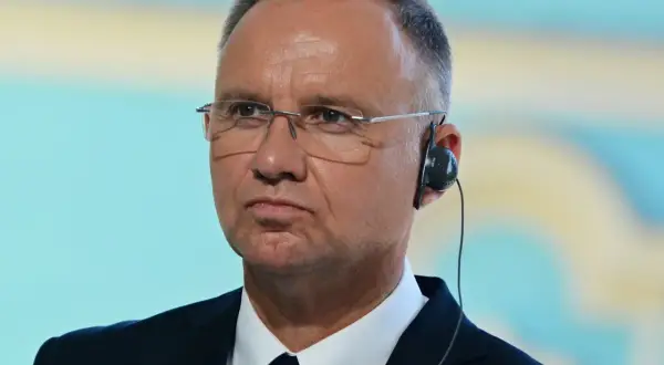 Prezydent w okularach i słuchawkach, z wpiętą flagą Polski. Czy myśli o przyszłej emeryturze prezydenckiej?