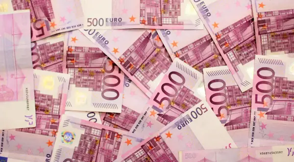 Stos banknotów 500 euro.