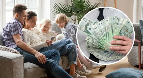 Rodzina na kanapie ogląda telefon, obok stos polskich banknotów.