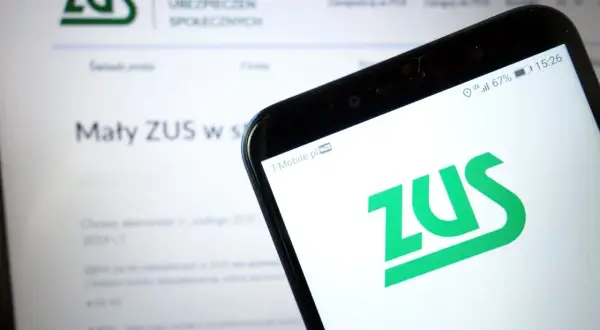Na ekranie telefonu widnieje zielone logo ZUS. Obok, na monitorze, tekst "Mały ZUS w s".