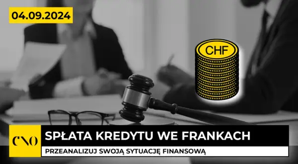 Młotek sędziowski, stos monet CHF i dokumenty na tle osób w garniturach.