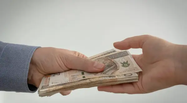 Przekazywanie pliku banknotów 200 zł. To może być przykład najczęściej przyznawanych chwilówek.