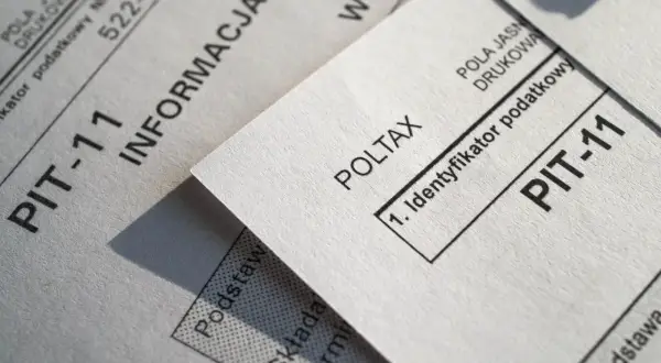Dokumenty PIT-11 i Poltax, kluczowe dla rezydenta podatkowego, leżą obok siebie.
