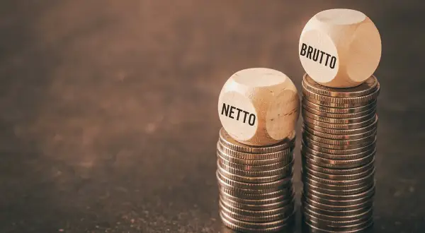 Dwie wieże monet, jedna z kostką "NETTO", druga z "BRUTTO". Czy średnia krajowa netto jest wystarczająca?