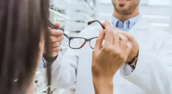 Okulista prezentuje okulary, które mogą być objęte refundacją okularów przez pracodawcę.