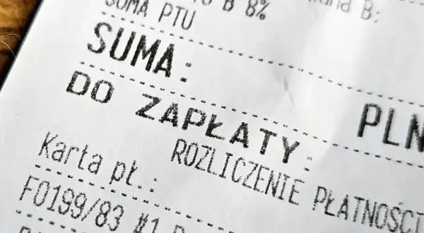 Fragment paragonu z napisem "DO ZAPŁATY". Widoczne są też dane do faktury, takie jak "SUMA" i "PLN".