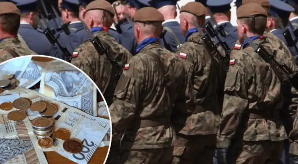 Żołnierze w mundurach i stos banknotów oraz monet. Zastanawiasz się, ile zarabia podporucznik?