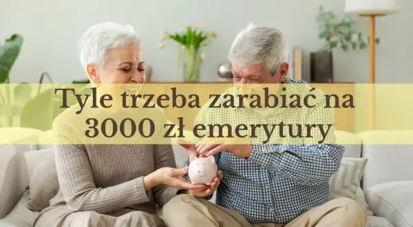 Uśmiechnięta para seniorów wkłada monetę do świnki-skarbonki. Ile trzeba zarabiać, żeby mieć 3000 emerytury?