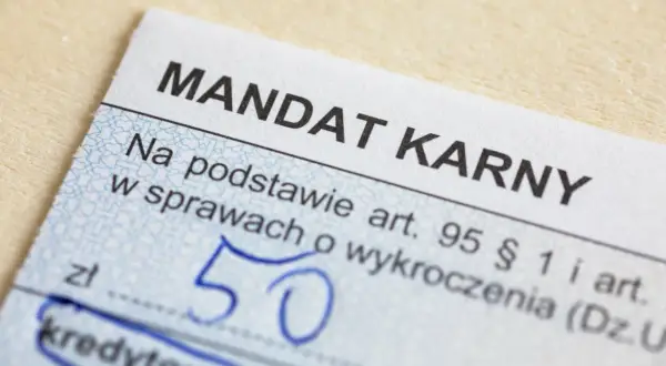 Mandat karny z wpisaną kwotą 50 zł. Dokument dotyczy wykroczeń, a jego identyfikacja zobowiązania jest kluczowa.