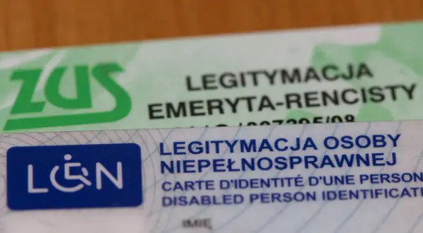 Legitymacja osoby niepełnosprawnej i emeryta-rencisty ZUS. Dokumenty te potwierdzają znaczny stopień niepełnosprawności i uprawniają do przywilejów.
