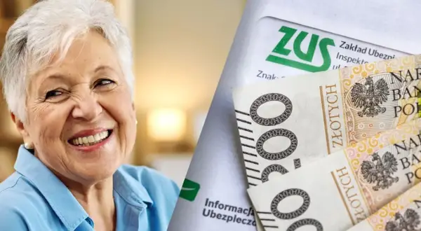 Uśmiechnięta starsza pani obok banknotów i dokumentów ZUS. Składka emerytalna zapewnia spokój na przyszłość.