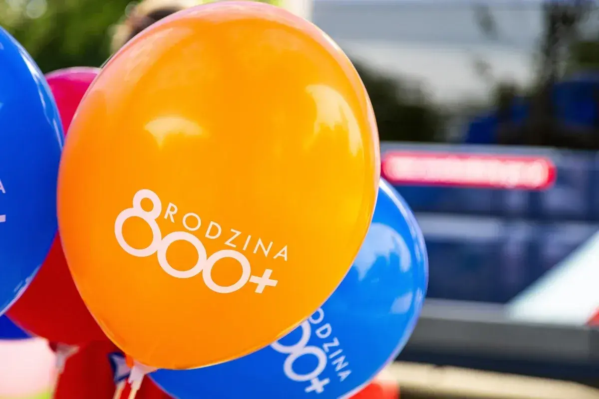 Balony z napisem "800+" symbolizują wsparcie dla rodzin.