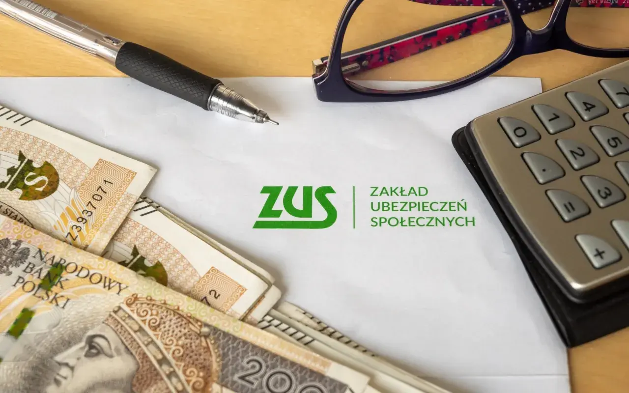 ZUS, polskie banknoty, długopis i kalkulator. Przygotowanie do rozliczeń rp7.