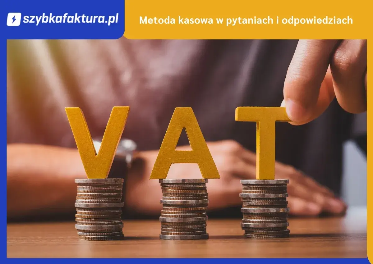 Litery "VAT" na stosach monet. Dłoń układa literę "T". Temat: metoda kasowa w pytaniach i odpowiedziach.