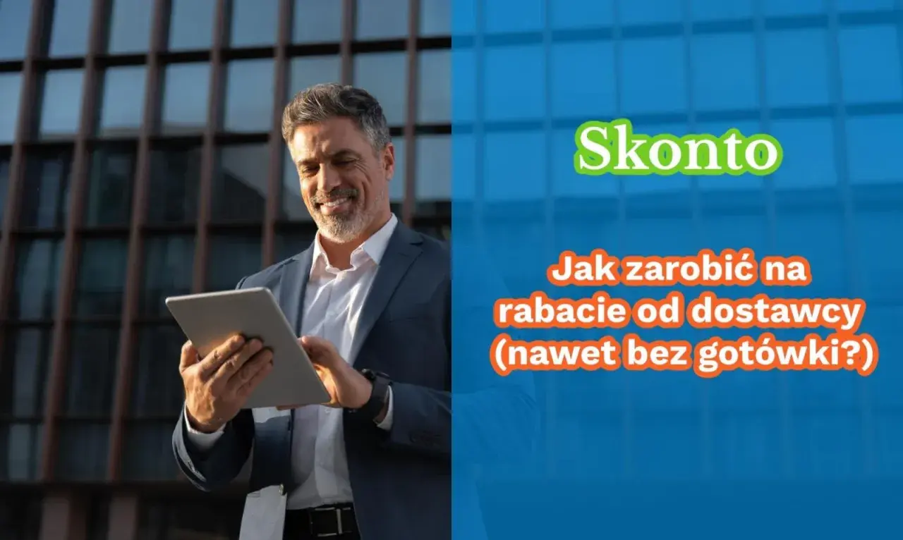 Uśmiechnięty biznesmen z tabletem. Tekst: "Skonto. Jak zarobić na rabacie od dostawcy (nawet bez gotówki?)".