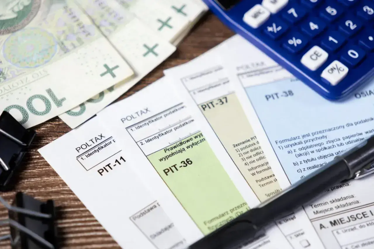 Formularze PIT-11, PIT-36, PIT-37, PIT-38, polskie banknoty i kalkulator. Czas na rozliczenie podatku!