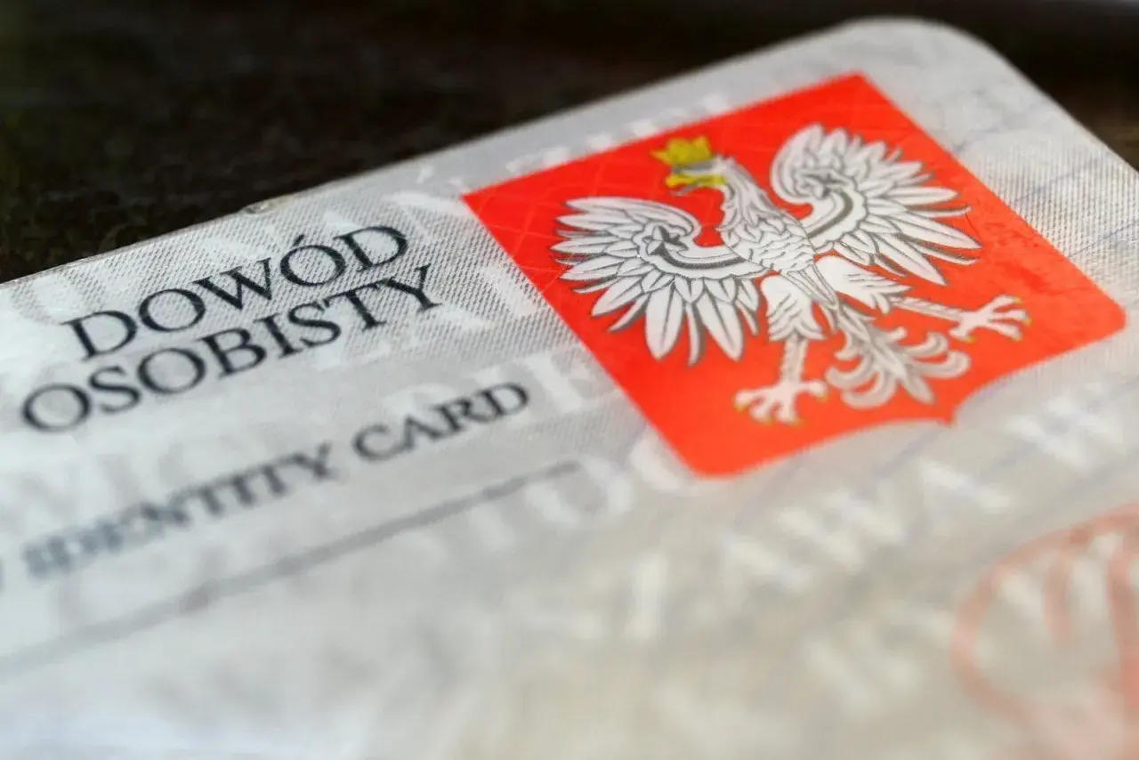 Zbliżenie na polski dowód osobisty z godłem. Szybka pożyczka na dowód to realna opcja.