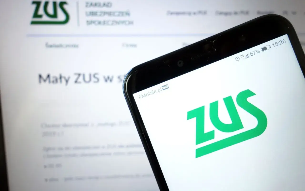 Na ekranie telefonu widnieje zielone logo ZUS. Obok, na monitorze, tekst "Mały ZUS w s".