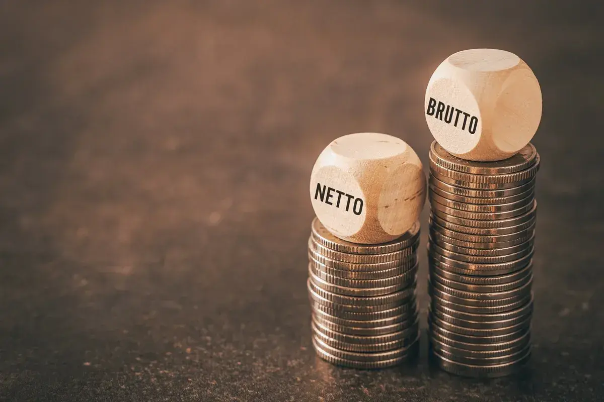 Dwie wieże monet, jedna z kostką "NETTO", druga z "BRUTTO". Czy średnia krajowa netto jest wystarczająca?