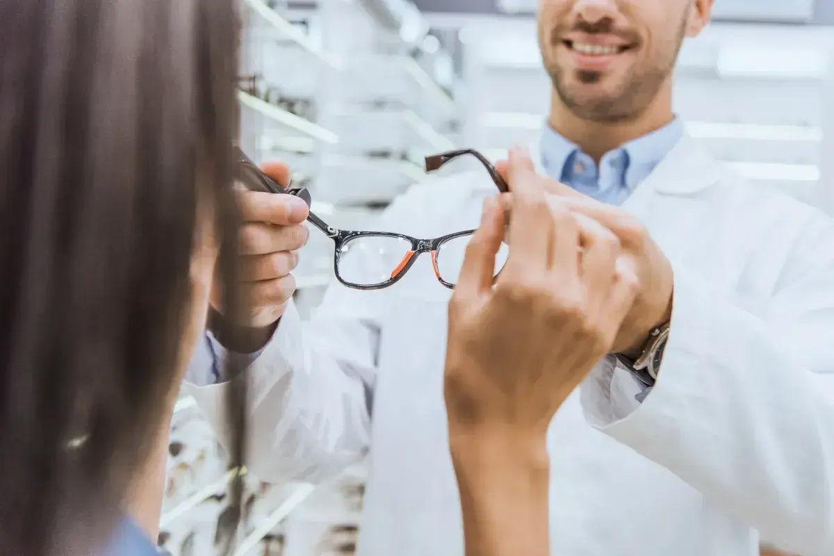 Okulista prezentuje okulary, które mogą być objęte refundacją okularów przez pracodawcę.