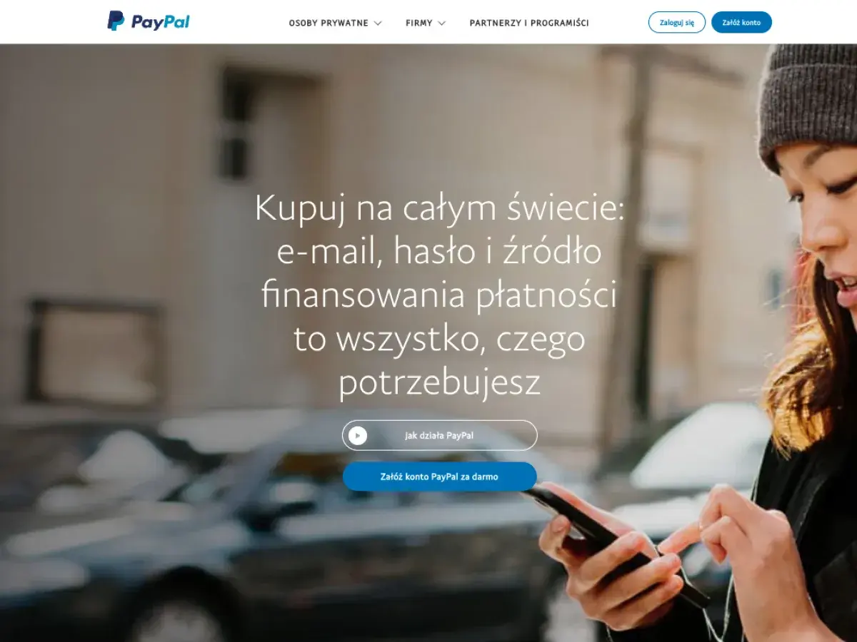 Kobieta korzysta z telefonu, aby dokonać płatności PayPal. Kupuj na całym świecie, e-mail, hasło i źródło finansowania płatności.