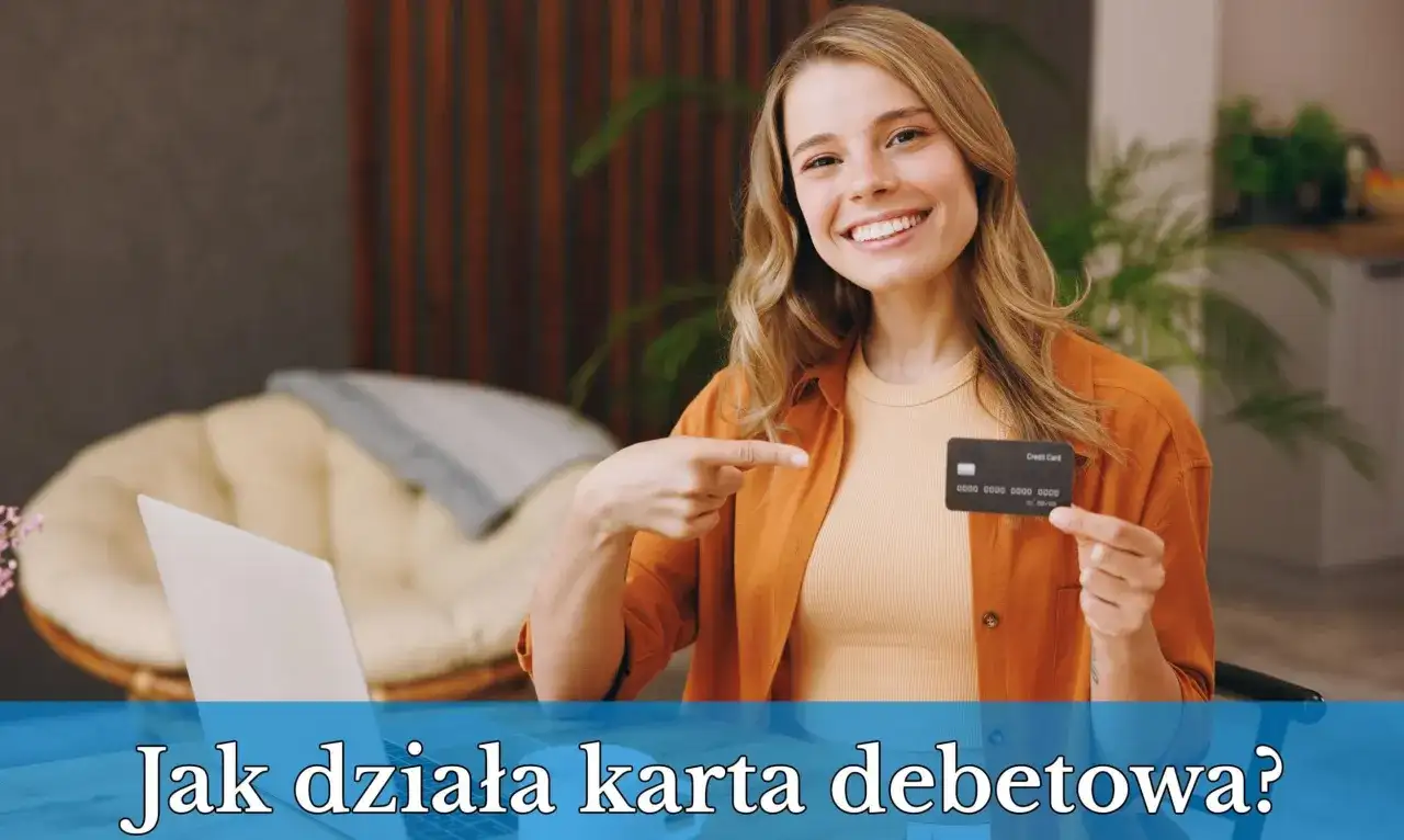 Uśmiechnięta kobieta pokazuje kartę debetową, wyjaśniając, jak działa karta debetowa.