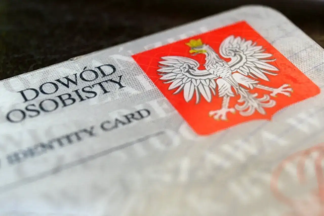 Zbliżenie na polski dowód osobisty z godłem. Szybka pożyczka na dowód to realna opcja.