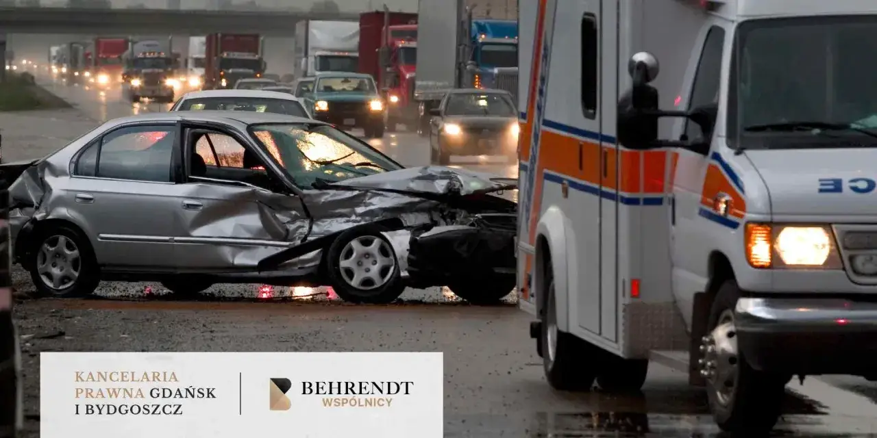 Wypadek w drodze do pracy. Zmiażdżony samochód i karetka na mokrej drodze.