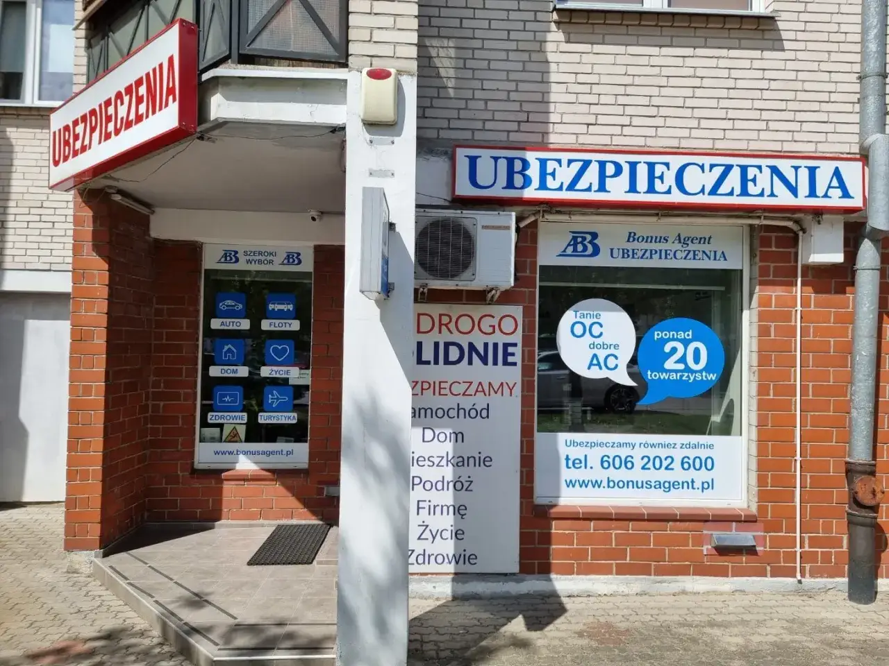 Witryna biura ubezpieczeniowego z logo 