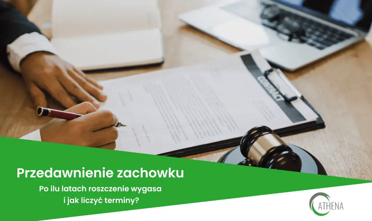 Ręka pisze umowę, obok młotek sędziowski. Temat: przedawnienie zachowku i terminy roszczeń.