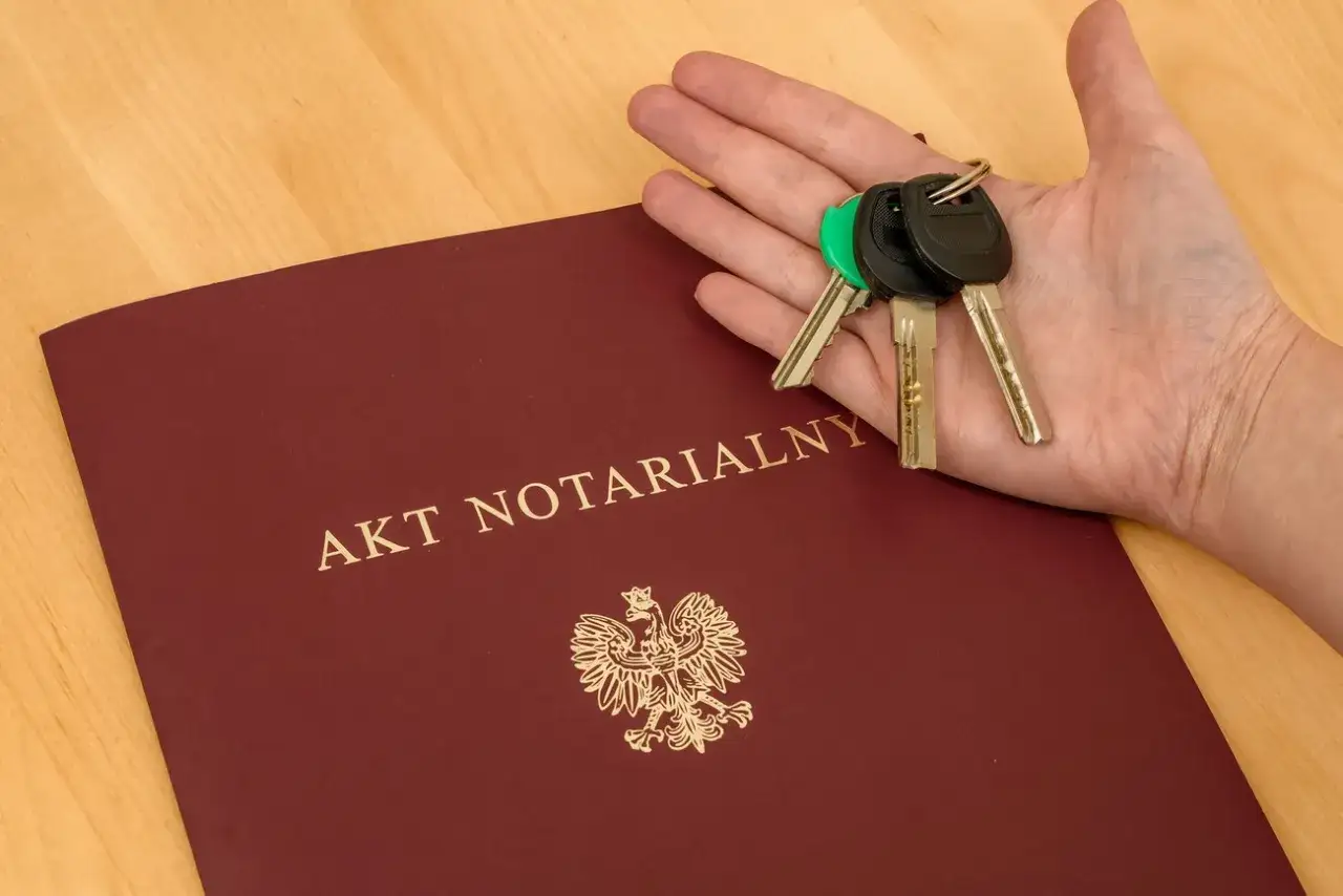 Akt notarialny i klucze do mieszkania. Formalności związane z zakupem nieruchomości, w tym podatek PCC, dobiegły końca.
