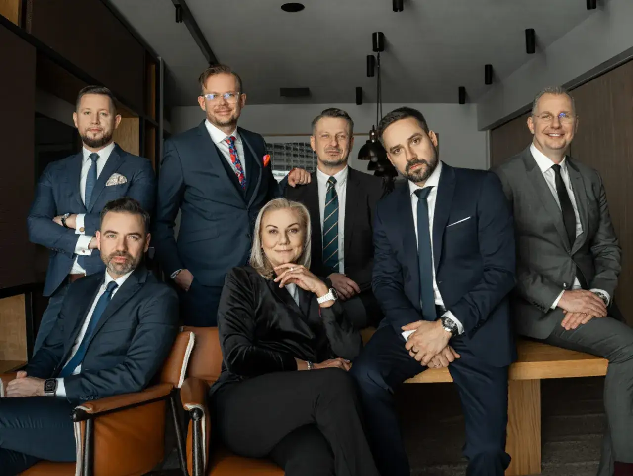Grupa profesjonalistów w garniturach, zespół doradców finansowych w Warszawie.