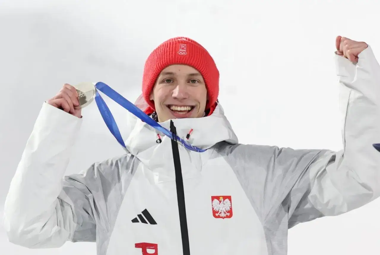 Szczęśliwy polski sportowiec z medalem olimpijskim na szyi. To dopiero początek drogi do emerytury za medal olimpijski!